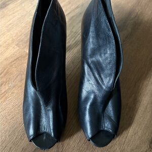 B. Makowsky Black Peep-Toe Heeled Boots Sleek Design